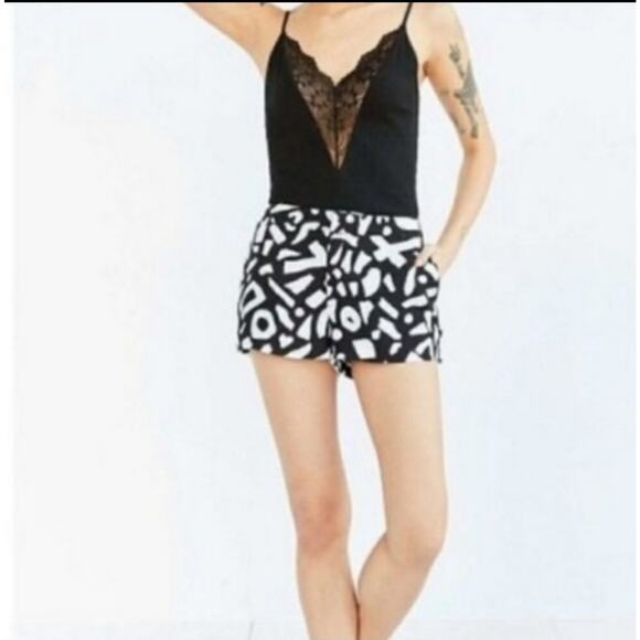 Alice + UO Urban Outfitters Black White Mid Rise Dressy Shorts Size 2 Whimsigoth - Picture 11 of 11